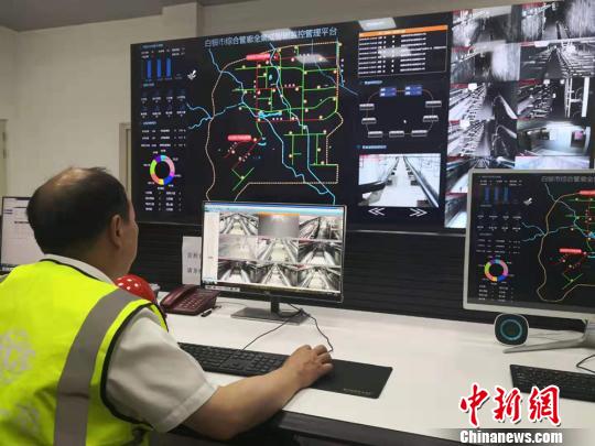 圖為白銀綜合地下管廊總控室工作人員正在進行氧氣、濕度、溫度等監測。　高康迪 攝